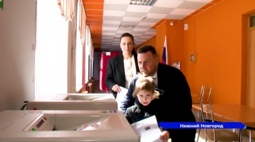 Алексей Антонов пришел на избирательный участок вместе с женой и маленькой дочкой