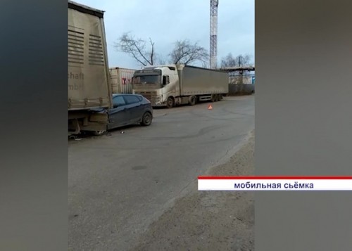 Иномарка на полном ходу влетела под припаркованную фуру в Дзержинске