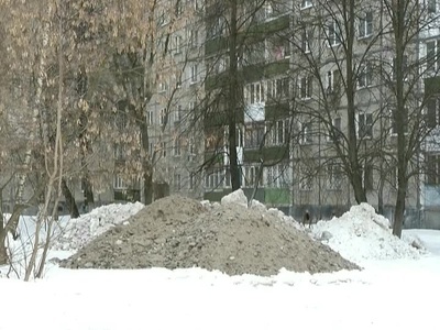 Свалку снега, которую устроили коммунальщики в сквере на улице Премудрова, убрали