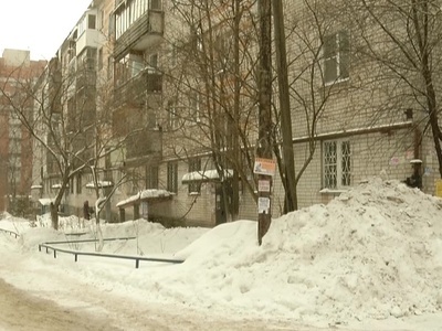 В Советском районе один из дворов оказался завален снегом по окна первого этажа дома