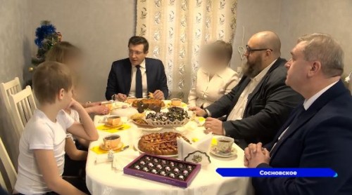 Семью, в которой сразу двое мужчин участвуют в СВО, навестил губернатор Глеб Никитин в Сосновском