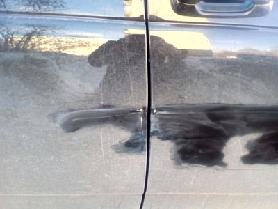 Неизвестный поцарапал припаркованный автомобиль в Московском районе