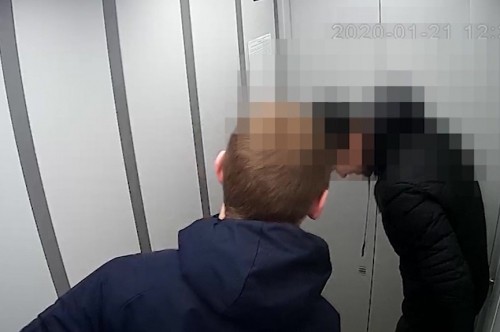Двое молодых людей похищают зеркала из лифтов домов в Московском районе