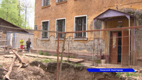 Жители одного из домов по улице Дегтярёва с трудом выходят из подъезда 