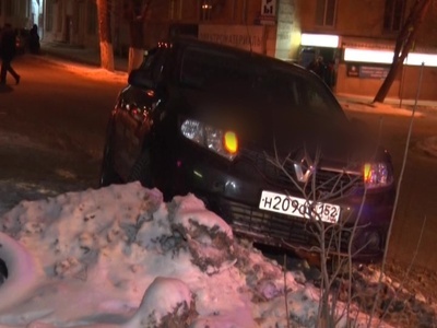 Девушка попала под колеса автомобиля на пешеходном переходе в Дзержинске