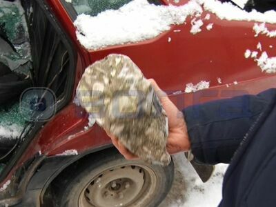 Неизвестные изуродовали припаркованный автомобиль в Московском районе