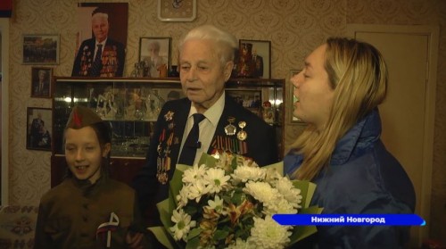«Волонтеры Победы» поздравили участника ВОВ Евгения Макарова в канун Дня защитника Отечества