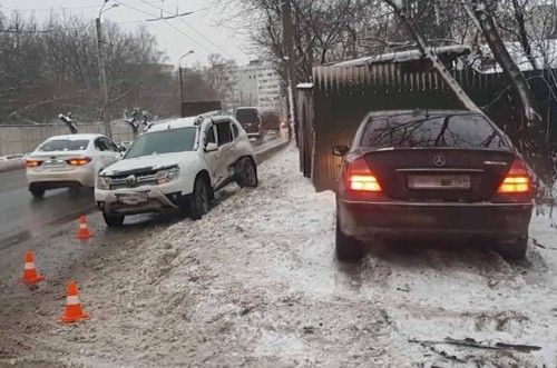 Госавтоинспекторы разыскивают водителя иномарки, который устроил аварию на улице Красных зорь