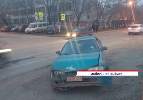 Два автомобиля столкнулись на улице Мельникова из-за невыдержанной дистанции