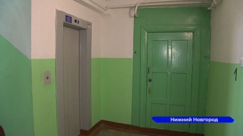 Качество ремонта подъездов в доме №18а по улице Красных Партизан проверили инспекторы ГЖИ