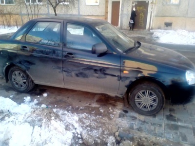 Неизвестный поцарапал припаркованный автомобиль в Московском районе