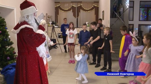 Дед Мороз и Снегурочка поздравили с Новым городом детей из ДНР и ЛНР