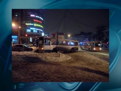 Автобус с пассажирами снес столб на пересечении улиц Белинского и Полтавской