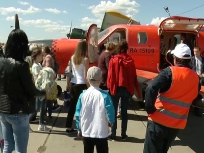 Воздушный парад ознаменовал 80-летие авиационного завода "Сокол"