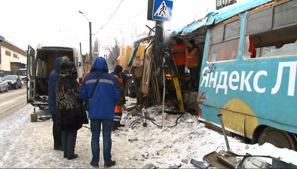 В Нижнем Новгороде трамвай маршрута №7  сошёл с рельсов и врезался в столб