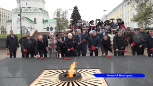 Молодые парламентарии из ЛНР вместе с депутатами регионального Заксобрания возложили цветы у «Вечного огня» в Нижегородском кремле 