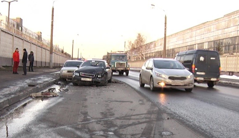 На улице Монастырская столкнулись сразу три автомобиля