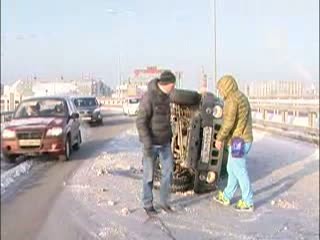 Машина перевернулась на метромосту в Нижнего Новгорода