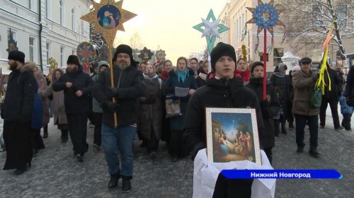 Участники святочного шествия в Нижнем Новгороде 14 января прошлись по Большой Покровской и Кремлю