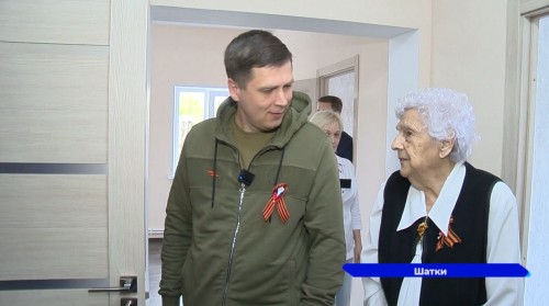 Жительнице Шатков, отдавшей все деньги на помощь бойцам СВО, нижегородцы реконструировали дом