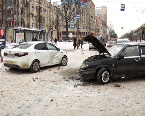 Два автомобиля столкнулись на улице Белинского 