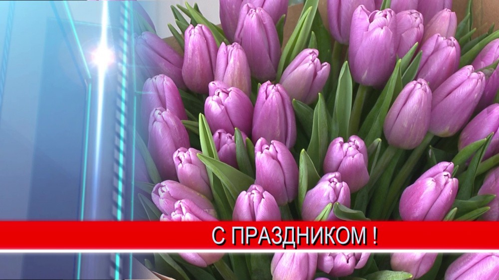 В Международный женский день на улицах и площадях Нижнего Новгорода нижегородкам дарили цветы