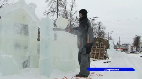 На центральной площади Дзержинска начали создавать волшебный снежный городок с ледяными фигурами
