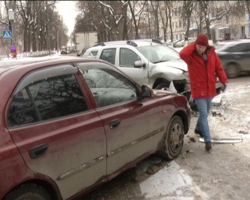 Один человек пострадал при столкновении трех машин в Автозаводском районе