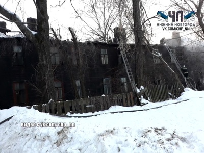 На улице Сеченова в Нижнем Новгороде полыхал двухэтажный деревянный дом