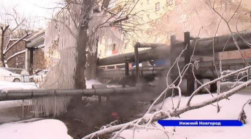 В районе дома №8 на бульваре Мира в Нижнем Новгороде прорвало трубопровод с горячей водой