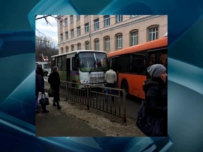 На улице Варварская столкнулись маршрутка и автобус