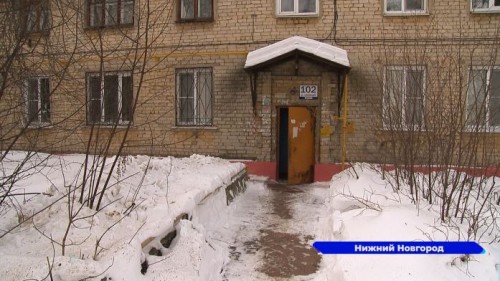 После жалобы жителей в ГЖИ в доме №12 по улице Снежной отремонтировали кровлю и цоколь