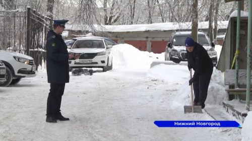 В Нижнем Новгороде убирают снег и посыпают песком тротуары должники по алиментам