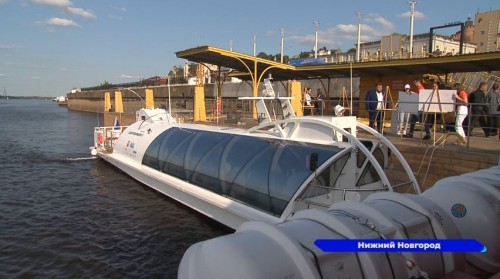 Главе Минпромторга Денису Мантурову в Нижнем Новгороде представили два новых туристических судна