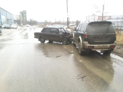 Два человека госпитализированы в результате столкновения двух машин в Приокском районе