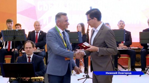 Мэр Юрий Шалабаев вручил «Лимпопо» Почетный знак главы города в честь 20-летия зоопарка