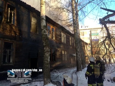 На улице Сеченова в Нижнем Новгороде полыхал двухэтажный деревянный дом