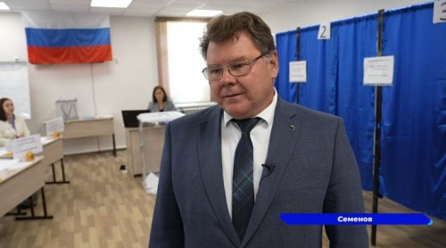 Глава Семеновского округа проголосовал на своем участке в детской художественной школе