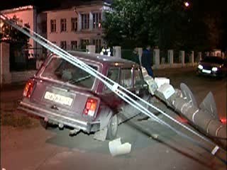 В Нижнем Новгороде автомобиль протаранил столб