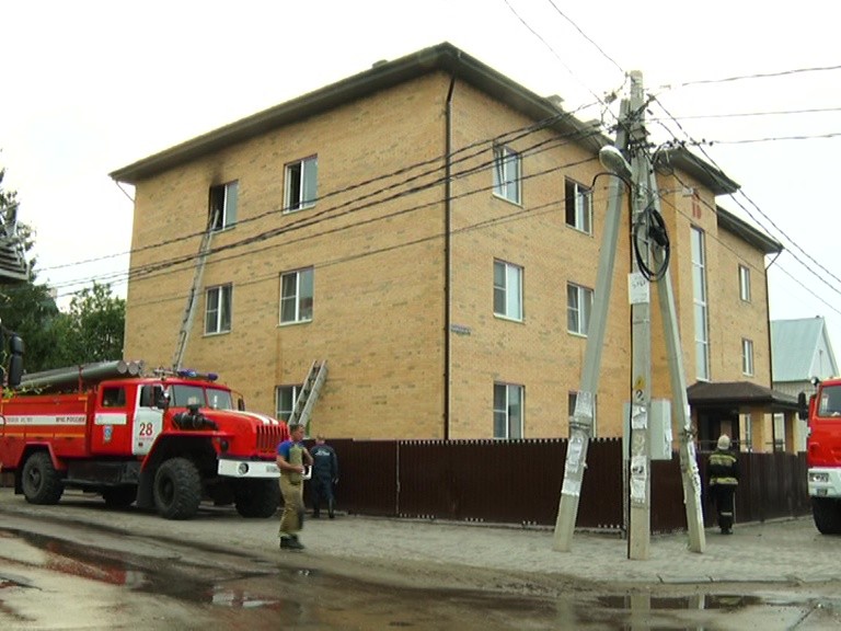 Пожар в трехэтажном доме на улицы Рыбинской разбушевался после удара молнии