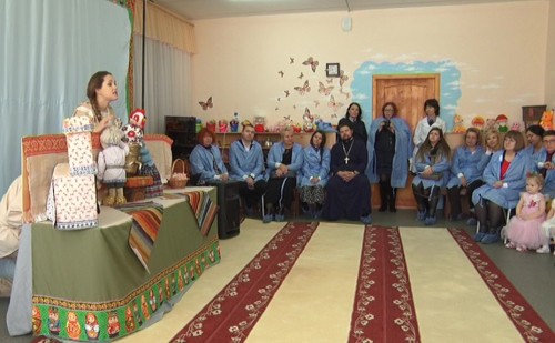 Кукольный театр накануне Дня матери приехал в гости к детям осужденных женщин ИК-2