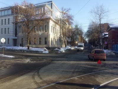 Двух дорожных работниц сбила иномарка на улице Ошарской