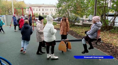 Установка детских площадок на улицах Родионова и Октябрьской завершена