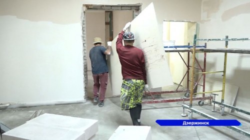Глава Дзержинска Иван Носков проверил ход ремонтных работ в клубе инвалидов «Вера»