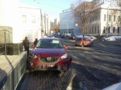 Двух дорожных работниц сбила иномарка на улице Ошарской