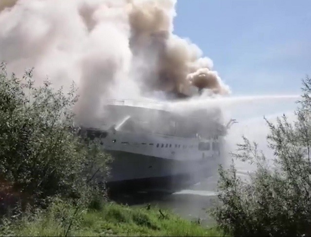 Трехпалубный теплоход загорелся в Сибирском затоне в районе Борского моста