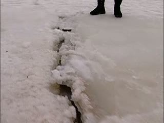 О правилах поведения на льду напомнили сотрудники МЧС рыбакам в Нижнем Новгороде