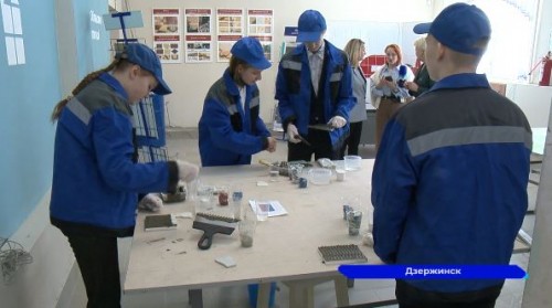Ученики дзержинской школы №2 примерили на себя профессию строителя
