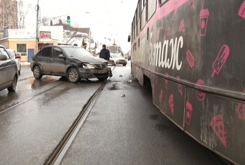 Легковушка протаранила трамвай с пассажирами в Нижегородском районе