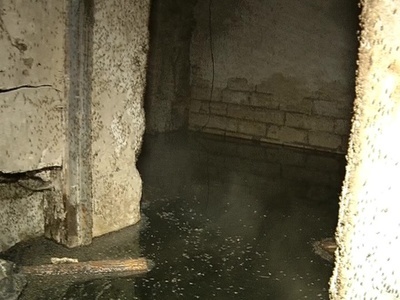 В подтопленном фекальными стоками доме на улице Премудрова начали откачивать воду